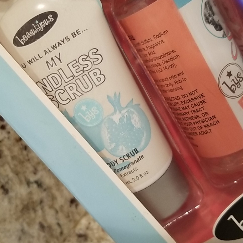 Exfoliating Gloves & Bath Essentials - Picture 9 of 12